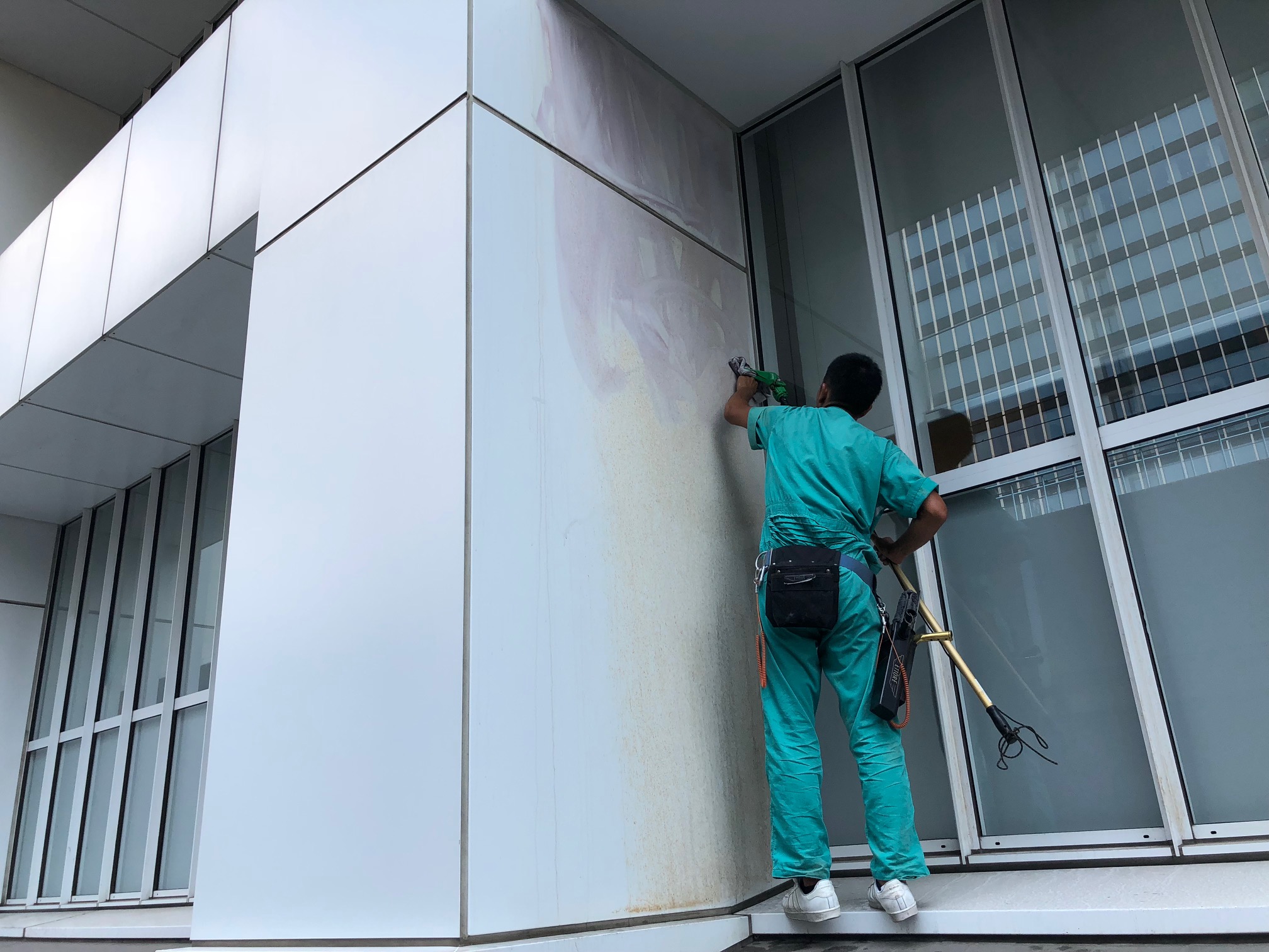 大型複合ビル １ｆ塗装パネル錆除去 ビルの外壁 ガラス清掃から外壁劣化改修 打診調査ならケーワンテック